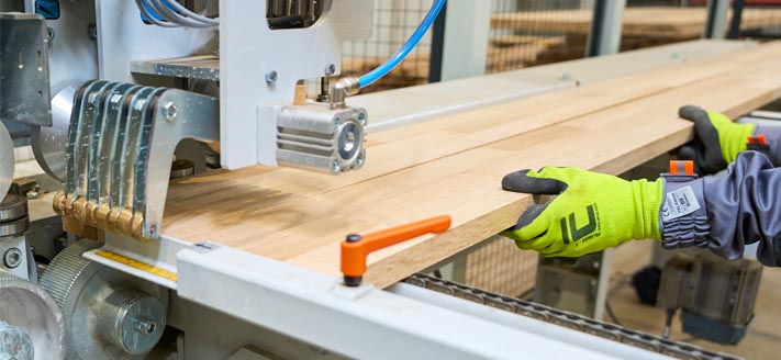 technician-feeding-staves-into-edge-gluing-machine